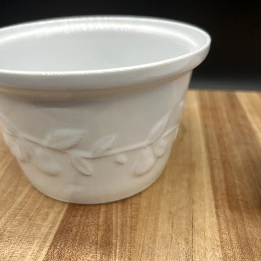 BANDWAGON CERAMIC COVERED CROCK 2005 White With Pear Accents